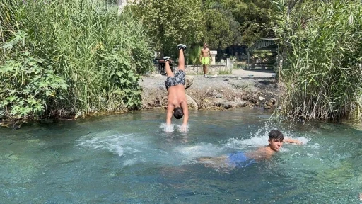 Kavurucu sıcaktan bunalan vatandaşlar, soluğu buz gibi suyuyla mest eden doğal kaynak suyunda aldılar
