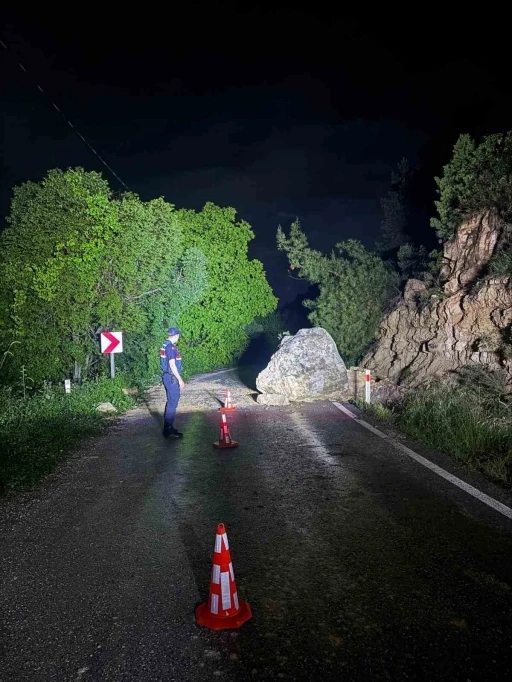 Kaya d&uuml;şmesi sonrası yol ulaşıma a&ccedil;ıldı
