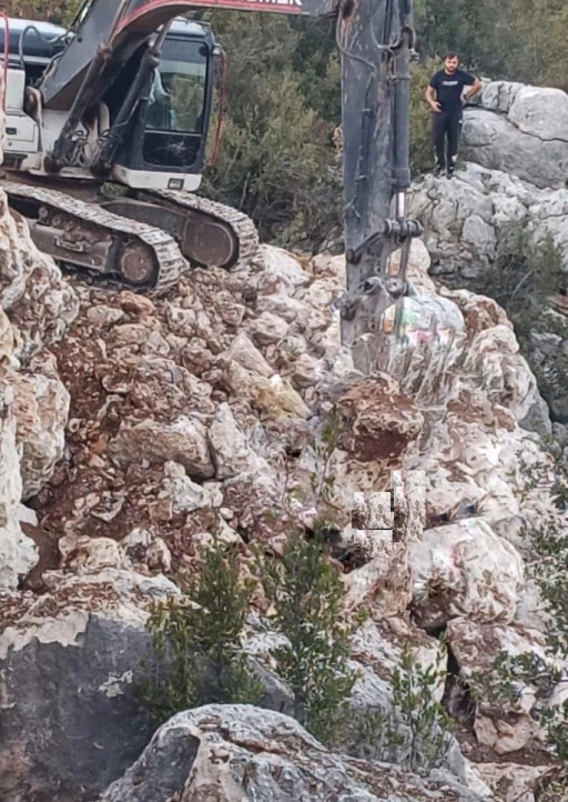 Kaya duvar yıkıldı, altında kalan gen&ccedil; hayatını kaybetti
