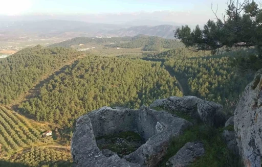 Kaya mezara defineciler tarafından zarar verildi
