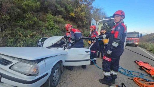 Kaya par&ccedil;ası otomobilin &uuml;zerine d&uuml;şt&uuml;: 5 yaralı
