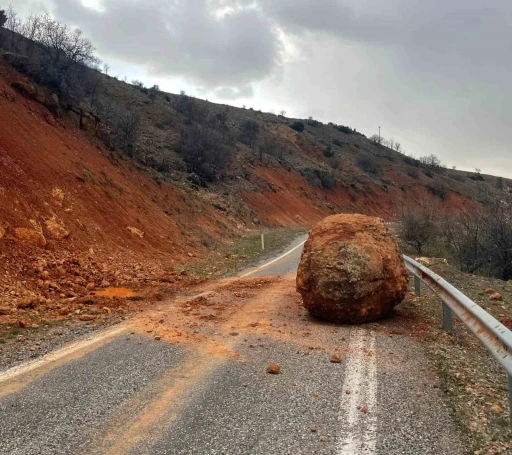 Kaya parçasının düştüğü yol ekipler tarafından temizlendi
