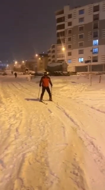 Kayak takımıyla caddede gezdi
