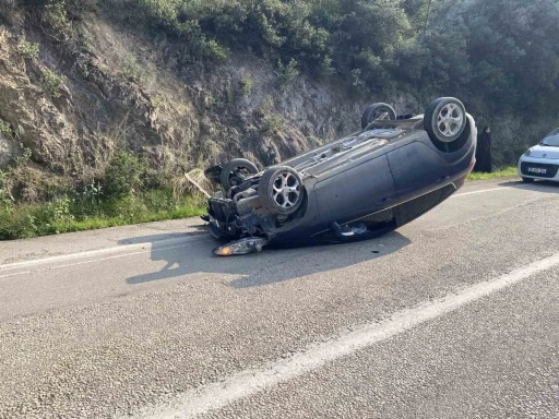Kayalara çarpan otomobil takla attı, emniyet kemeri sayesinde kurtuldular
