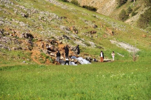 Kayaların arasından fışkıran su g&ouml;renleri hayran bırakıyor
