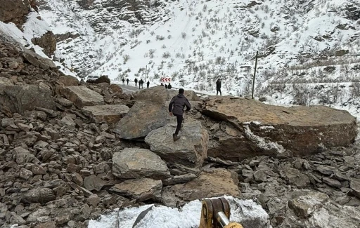 Kayaların d&uuml;şt&uuml;ğ&uuml; kara yolu yeniden ulaşıma a&ccedil;ıldı