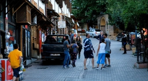 Kayalığa yapılan ev görenleri şaşırtıyor; 96 basamakla çıkılıyor
