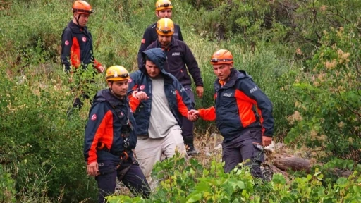 Kayalık alanda mahsur kalan gen&ccedil;, AFAD&rsquo;ın 2 saatlik operasyonuyla kurtarıldı
