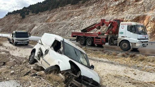 Kayalıklara &ccedil;arpıp devrilen ara&ccedil;ta 2 kişi yaralandı
