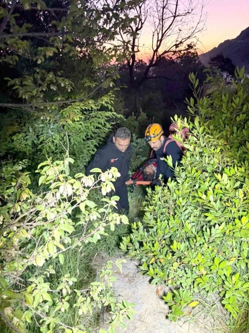 Kayalıklardan d&uuml;şen amat&ouml;r balık&ccedil;ıyı AFAD ve itfaiye ekipleri kurtardı
