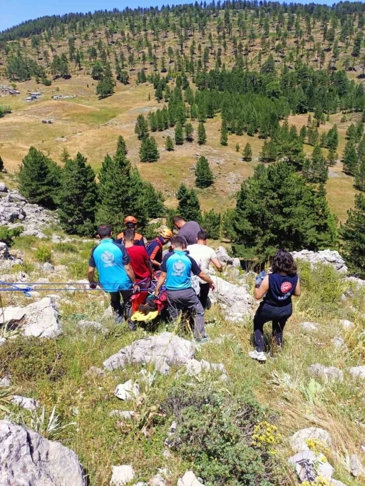 Kayalıklardan d&uuml;şen şahıs ambulans helikopterle hastaneye sevk edildi
