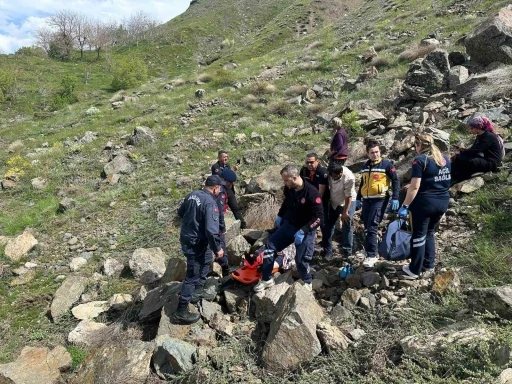 Kayalıklardan d&uuml;şen yaşlı kadın kurtarıldı
