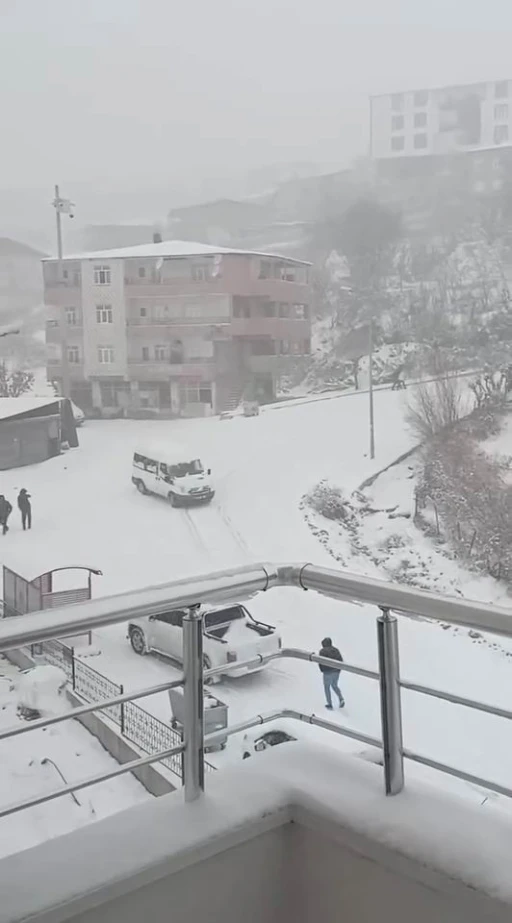 Kayarak &uuml;zerine gelen minib&uuml;s&uuml; g&ouml;rd&uuml;, manevrasıyla kazadan kurtuldu
