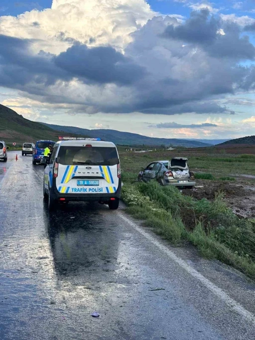 Kaygan yolda kontrolden &ccedil;ıkan otomobil takla attı: 5 yaralı

