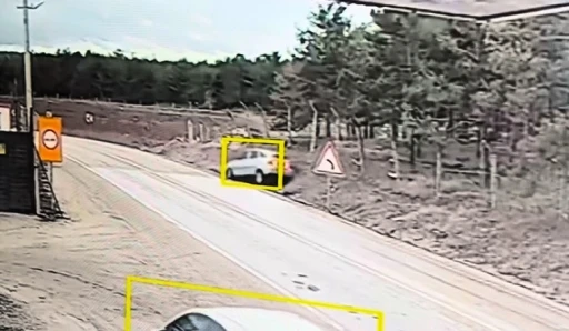 Kaygan yolda takla atan ara&ccedil;taki 2 kişi yaralandı
