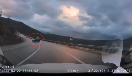 Kayganlaşan yolda kontrolden &ccedil;ıktı, faciadan d&ouml;n&uuml;len o anlar ara&ccedil; kamerasına yansıdı
