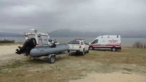 Kayıp adamı bulmak için gölde çalışma başlatıldı
