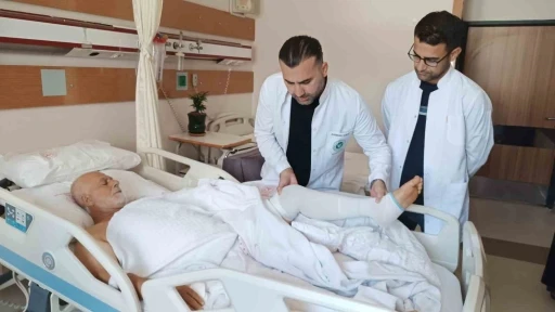 Kayısı ağacından d&uuml;şerek ağır yaralandı, 2,5 saatlik ameliyatla sağlığına kavuştu

