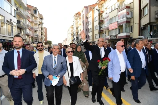 Kayısı Festivali kortej y&uuml;r&uuml;y&uuml;ş&uuml; coşkuyla yapıldı
