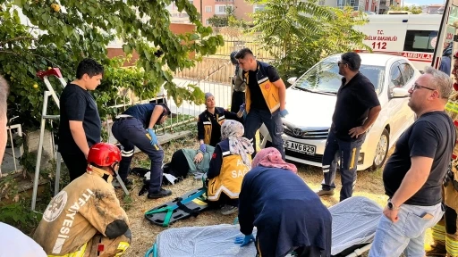 Kayısı toplarken ağa&ccedil;tan d&uuml;şen kadının bacağı demir korkuluğa saplandı
