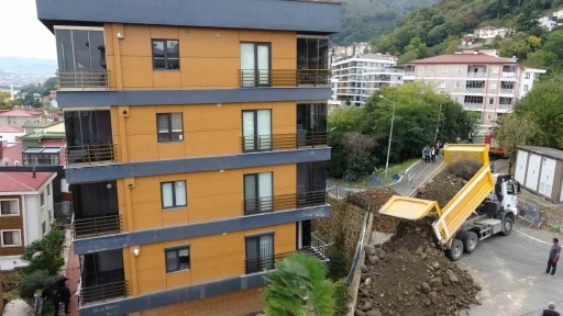 Kayma ve eğilme olan 5 katlı binada yıkım için hazırlıklar başladı
