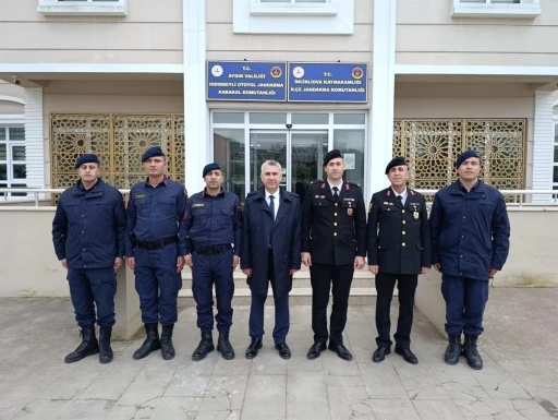 Kaymakam Abay, bayramda g&uuml;venlik g&uuml;&ccedil;lerini yalnız bırakmadı
