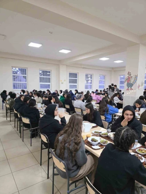 Kaymakam Algın, &ouml;ğrencilerle iftar programına katıldı
