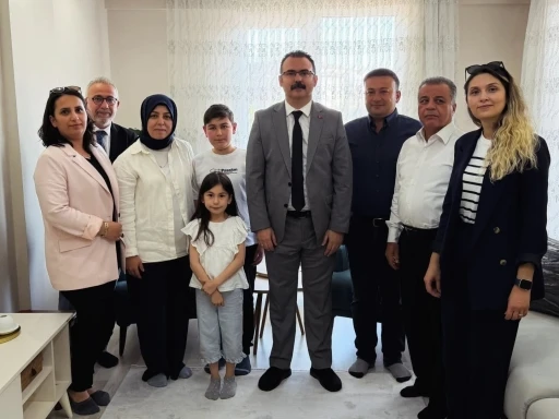 Kaymakam Ateş, &ouml;ğrencilerin evine konuk oldu
