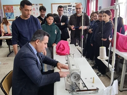 Kaymakam Dalak öğrencilerle dikiş dikip çapa yaptı
