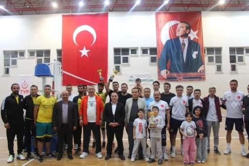 Kaymakam Duru &quot;Kurumlar Arası Voleybol Turnuvası&quot; finaline katıldı
