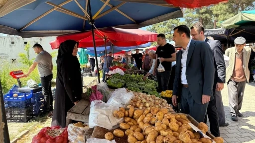 Kaymakam Genç, pazar yerinde vatandaşlarla bayramlaştı
