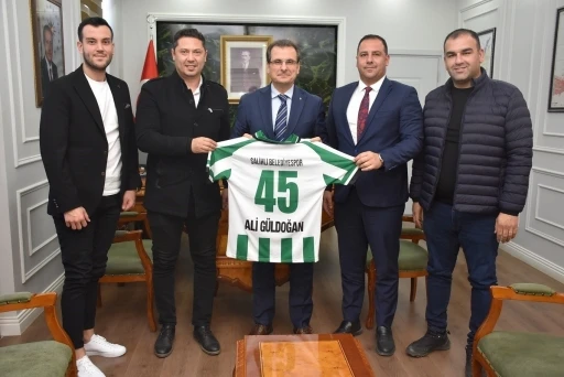 Kaymakam G&uuml;ldoğan&rsquo;a forma hediye ettiler
