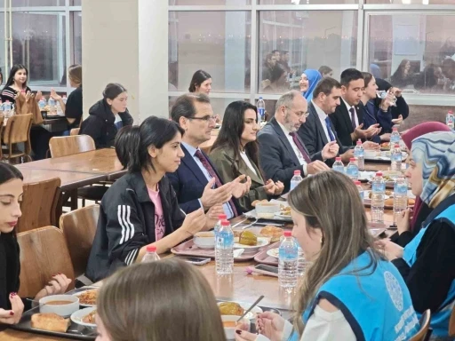 Kaymakam G&uuml;ldoğan, &uuml;niversiteli &ouml;ğrencilerle iftar yaptı
