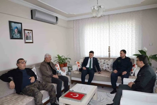 Kaymakam Gündoğdu şehit ailelerine Türk Bayrağı takdim etti
