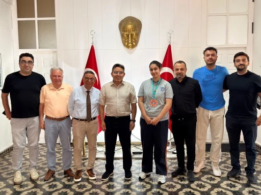 Kaymakam Kaya&rsquo;dan d&uuml;nya &uuml;&ccedil;&uuml;nc&uuml;s&uuml; Nilsu &Ouml;zdemir&rsquo;e tebrik