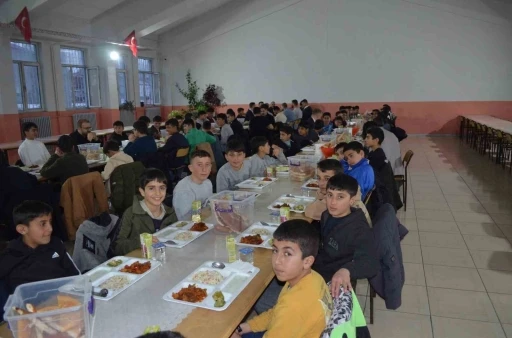 Kaymakam Koşansu &ouml;ğrencilerle iftar sofrasında buluştu
