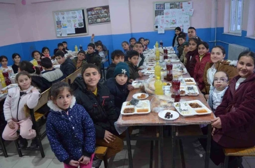 Kaymakam Koşansu &ouml;ğrencilerle iftar sofrasında buluştu
