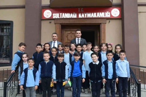 Kaymakam miniklere mesleğini anlattı
