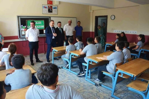 Kaymakam Odabaş öğrencilerin karne sevincine ortak oldu
