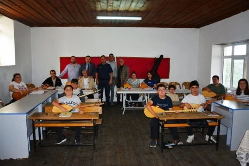 Kaymakam Odabaş’tan Tahtakuşlar’da bağlama kursuna ziyaret
