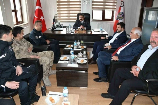Kaymakam Özçelik’ten güvenlik güçlerine bayram ziyareti
