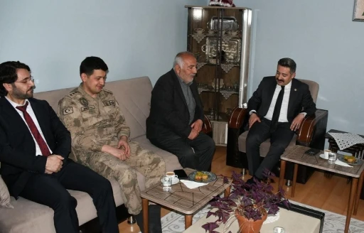 Kaymakam Özçelik’ten şehit ve gazi ailelerine bayram ziyareti
