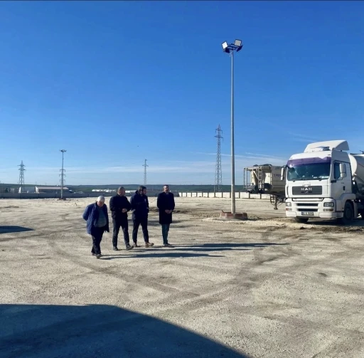 Kaymakam &Ouml;zderin, yapımı devam eden Pınarhisar tır parkını inceledi
