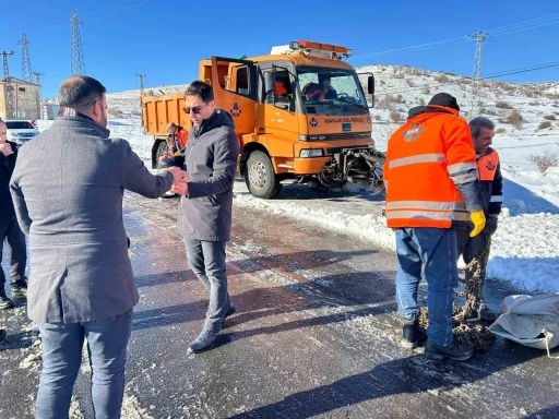 Kaymakam &Ouml;ztaş, kar mesaisinde olan ekiplerle bir araya geldi

