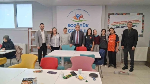 Kaymakam &Ouml;zt&uuml;rk Boz&uuml;y&uuml;k Gen&ccedil;lik ve Spor Merkezi&rsquo;nde &ouml;ğrencilerle buluştu
