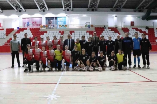 Kaymakam &Ouml;zt&uuml;rk, Yıldız Kızlar Futsal ma&ccedil;ını takip etti
