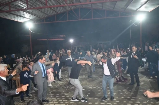 Kaymakam T&uuml;rker, piste &ccedil;ıkıp yeni evlenen &ccedil;iftin mutluluğuna ortak oldu
