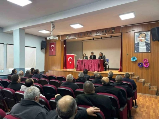 Kaymakam Tutal muhtarlarla mera mevzuatını değerlendirdi
