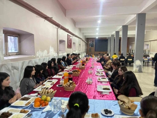 Kaymakam Tutal, &ouml;ğrencilerle iftarda buluştu
