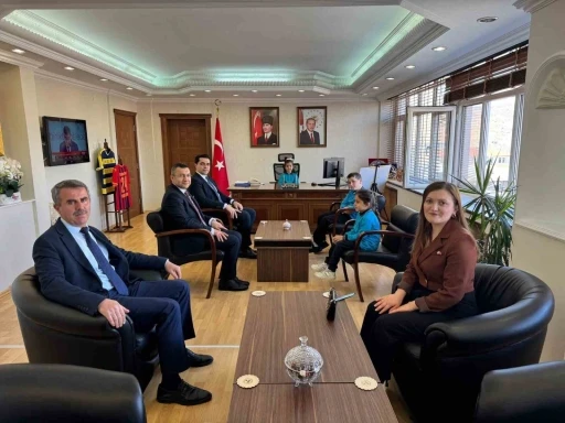 Kaymakam Tutay koltuğunu &ouml;ğrencilere devretti
